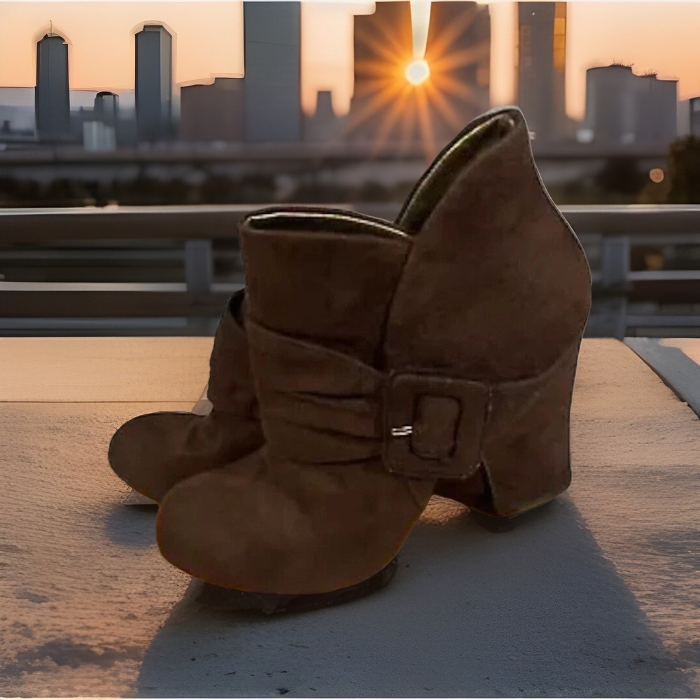American Eagle Woman's 4" faux leather booties size‎ 7.5 brown